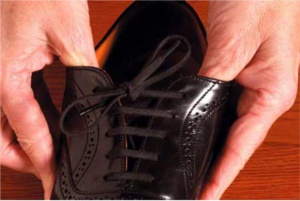 Един чифт добре полирани обувки могат да придадат допълнителен блясък към вашата визия, но добрият външен вид на обувките изисква съответните грижи